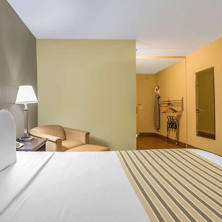 Econo Lodge Inn&Suites Triadelphia Exterior foto