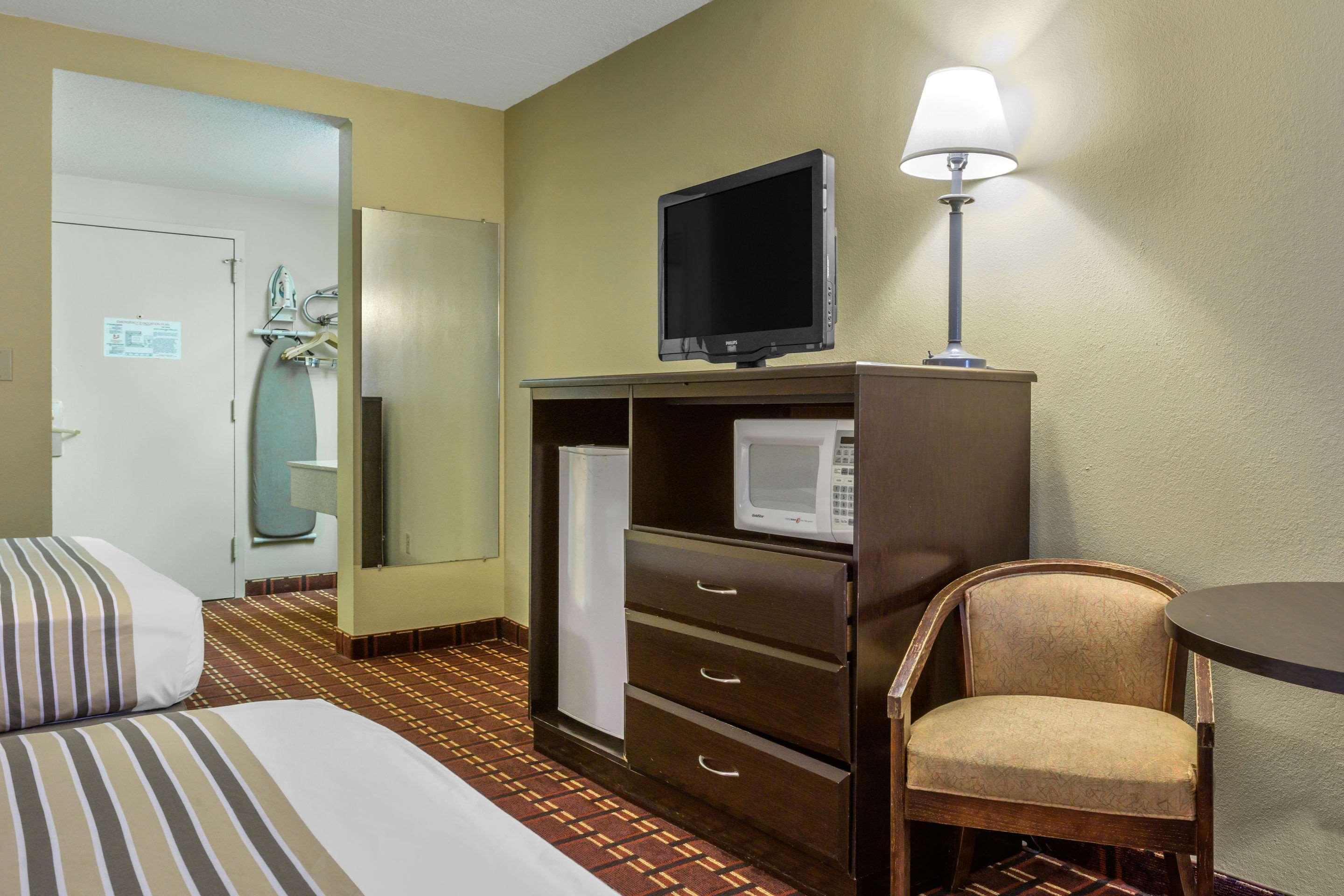Econo Lodge Inn&Suites Triadelphia Exterior foto