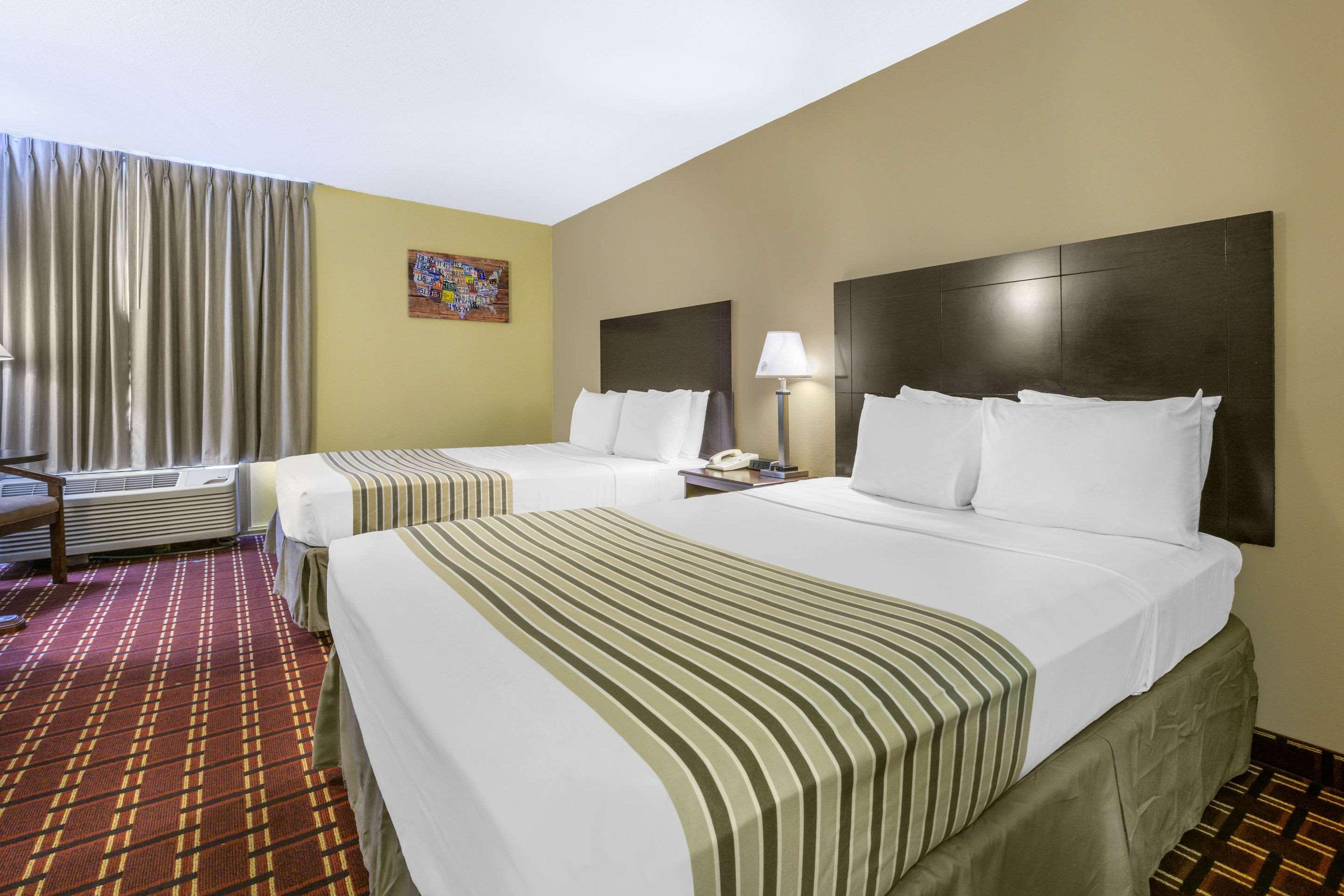 Econo Lodge Inn&Suites Triadelphia Exterior foto