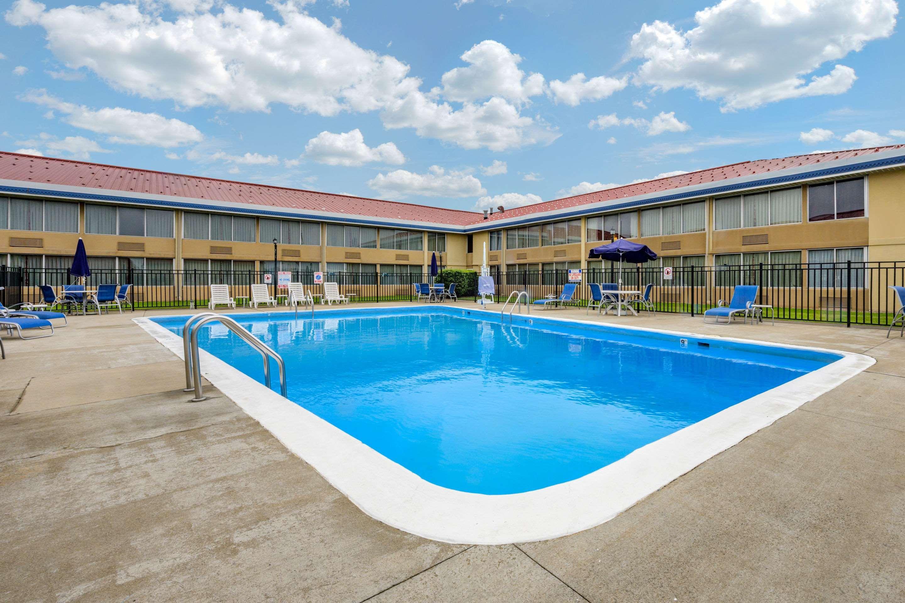 Econo Lodge Inn&Suites Triadelphia Exterior foto