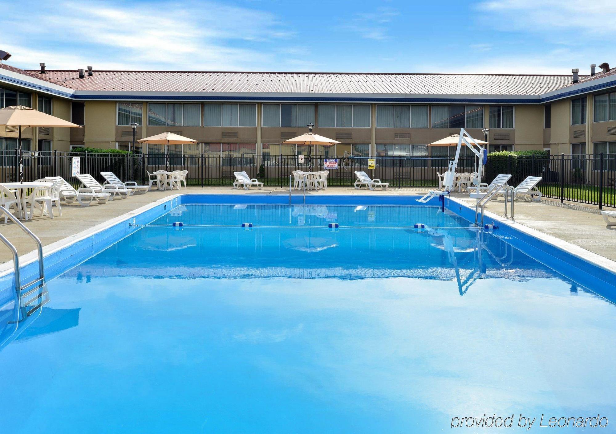 Econo Lodge Inn&Suites Triadelphia Exterior foto