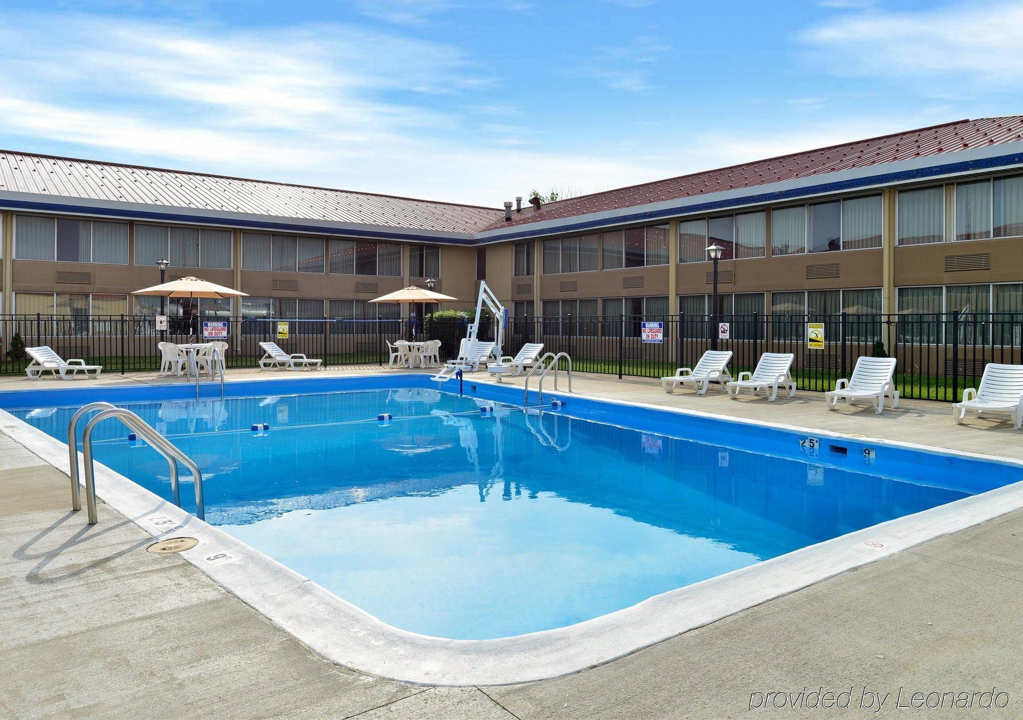 Econo Lodge Inn&Suites Triadelphia Exterior foto