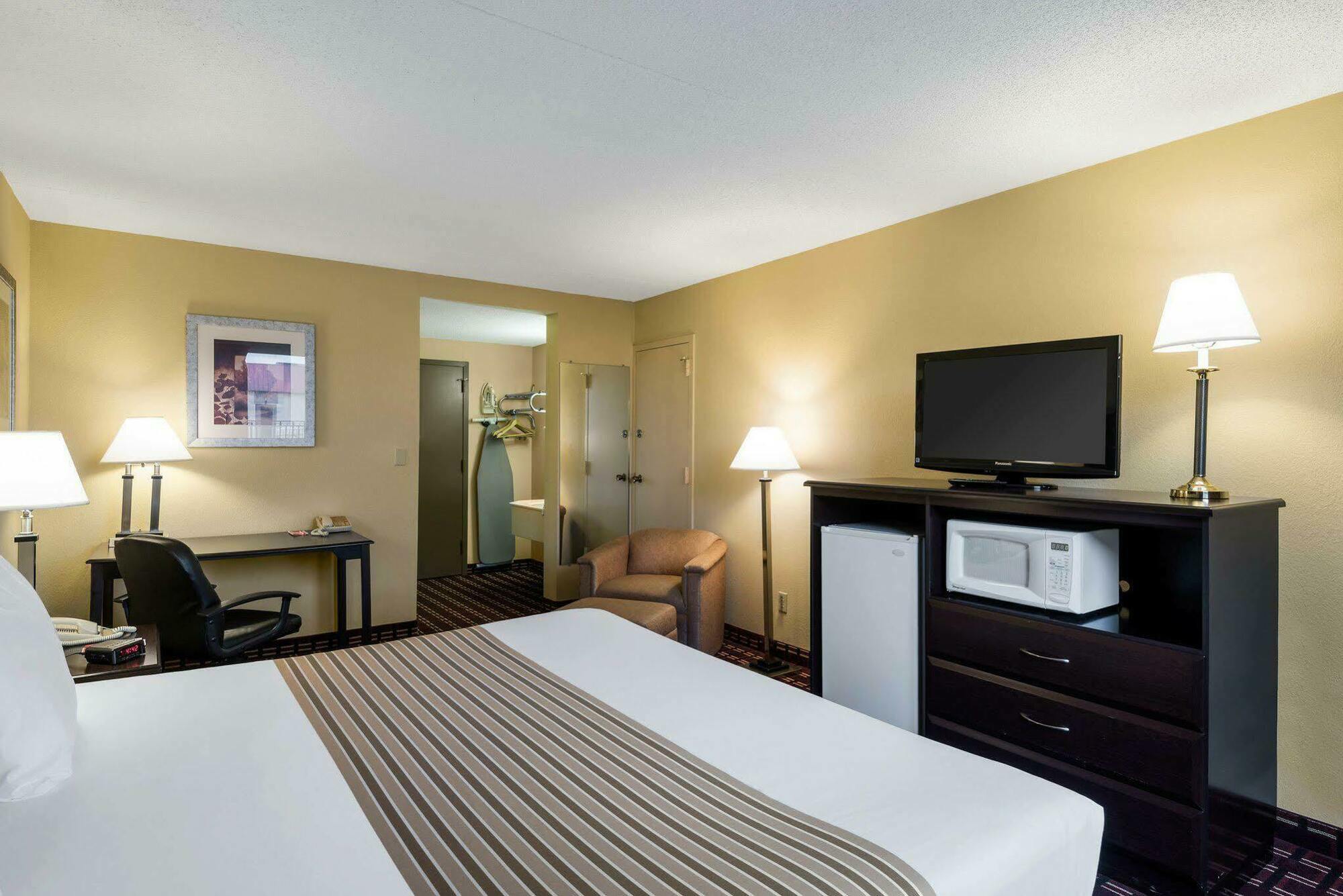 Econo Lodge Inn&Suites Triadelphia Exterior foto