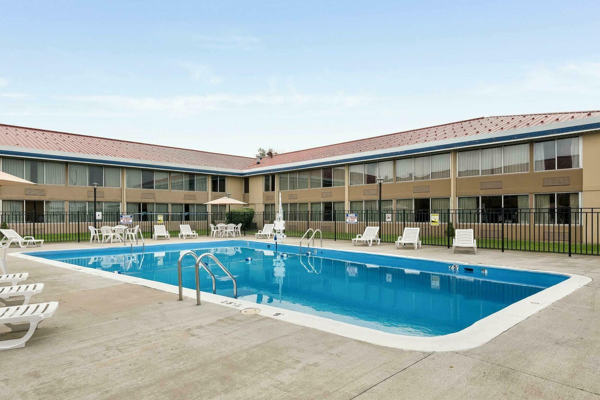 Econo Lodge Inn&Suites Triadelphia Exterior foto