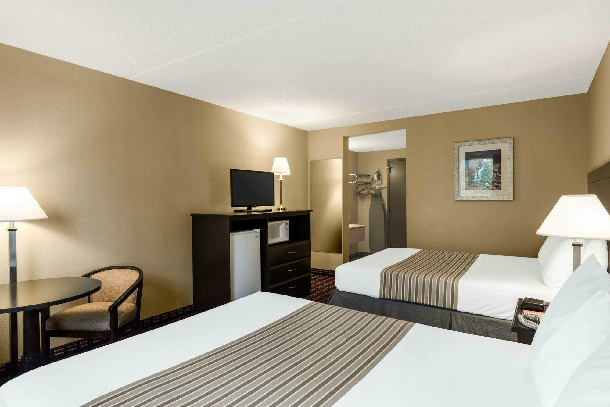 Econo Lodge Inn&Suites Triadelphia Exterior foto
